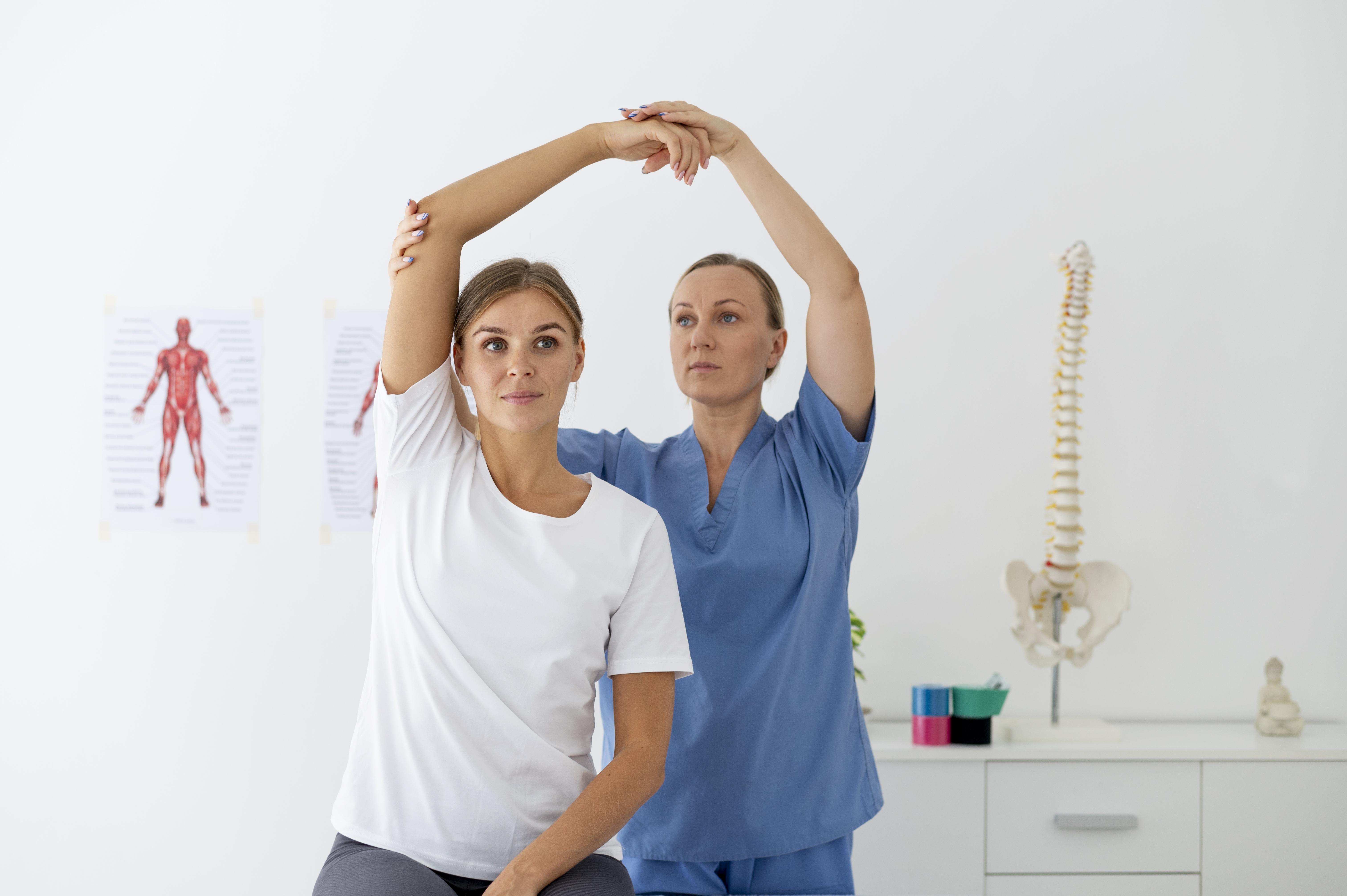 fisioterapeuta ajudando uma paciente do sexo feminino em sua clinica