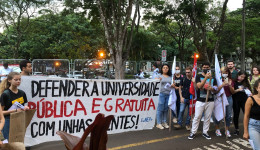 Estudantes da UEM fazem manifestação em oposição ao Projeto de Lei 522/2022 