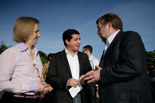 Governador, à direita, com reitor e vice-reitora, Neusa Altoé