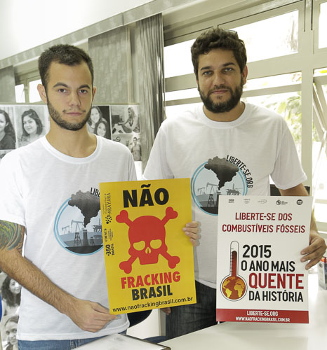 Ilan e Renan, com cartazes sobre a campanha