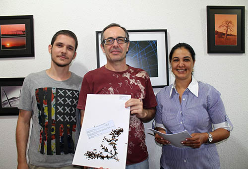 Ricardo Pacífico, Sidinei Magela Thomaz (segurando a planta que recebeu o nome dele) e Karina Rodrigues