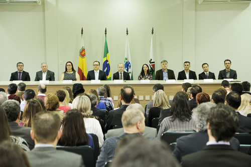 Diretores dos sete Centros da UEM, o vice-reitor Julio Damasceno, o reitor Mauro Baesso e a chefe de gabinete Jorgete Constantin compuseram a mesa principal da solenidade
