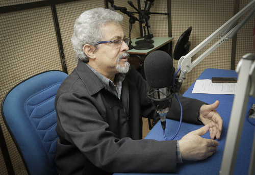 Professor José Ozinaldo Alves de Sena, coordenador do evento, em entrevista na Rádio UEM FM