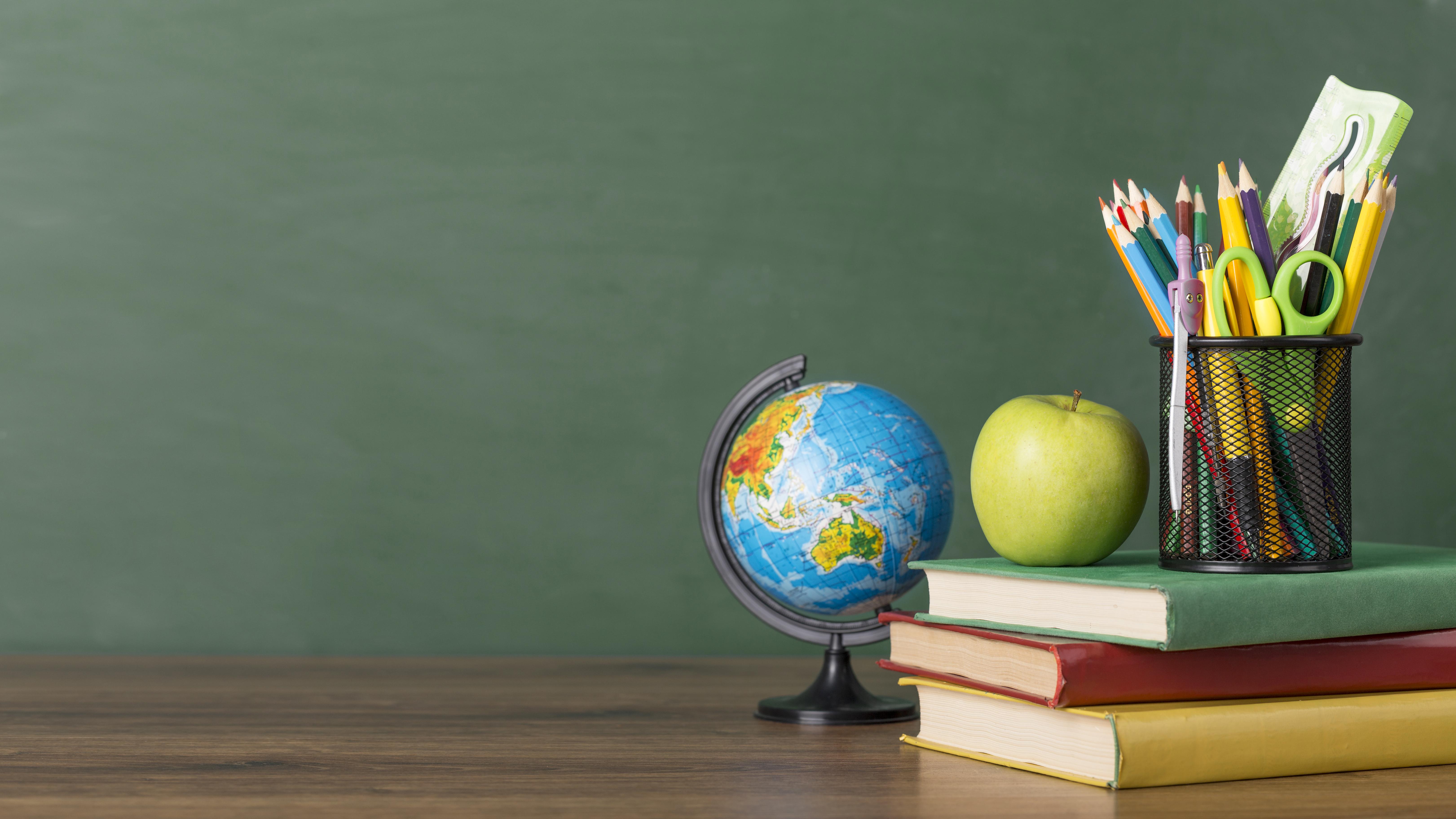 organizacao do dia da educacao em uma mesa com espaco de copia 1