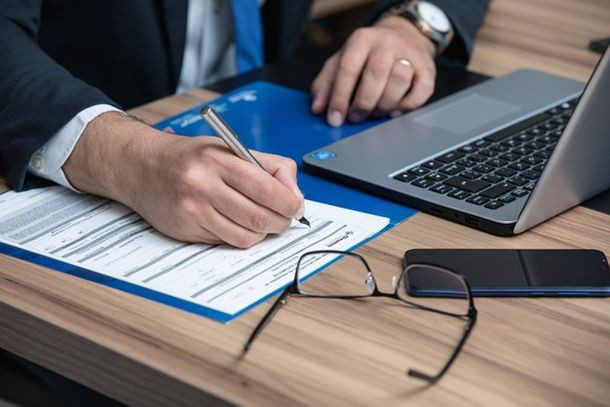 uem-vai-abrir-teste-seletivo-para-contratar-advogado-salario-e-de-r-76-mil-64e37dd34f677